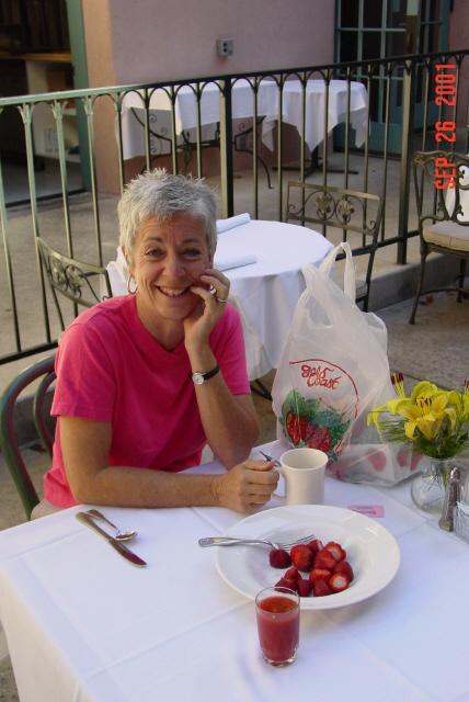 Kathleen and strawberries in Bella Maggiore courtyard.JPG